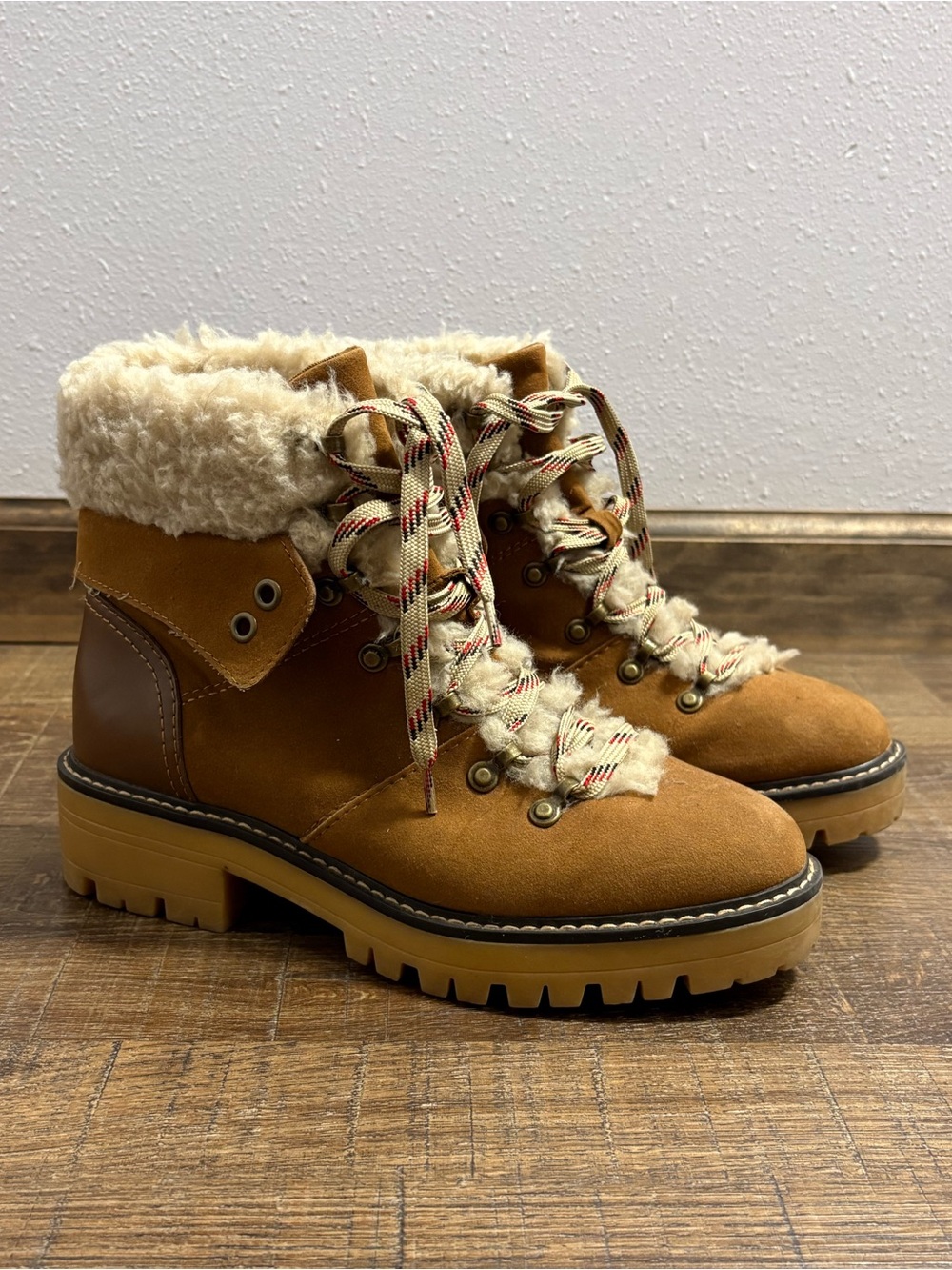 Cozy Sherpa Hiker Boots Size 8